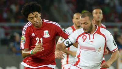 Ivan Esono (EQG) och Yassine Chikhaoui (TUN) i hård kamp.