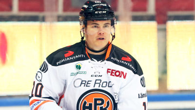 Ville Koistinen spelar ishockey.