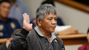Edgar Matobato som själv deltagit i över 50 mord och kidnappningar sedan år 1988, anklagar president Rodrigo Duterte för att ha beordrat över 1 000 mord Edgar Matobato som själv deltog i över 50 mord och kindapnningar sedan år 1988, anklagar president Rodrigo Duertet för att ha beordrat över 1 000 mord