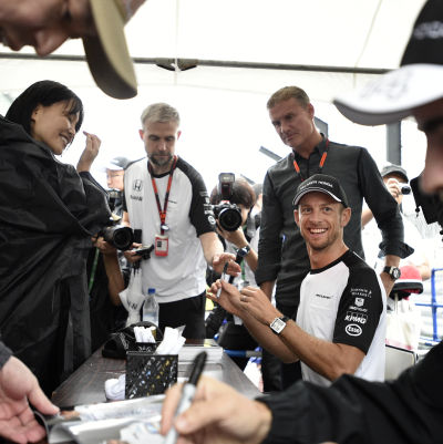 Jenson Button och Fernando Alonso skriver autografer, Japan, september 2015.