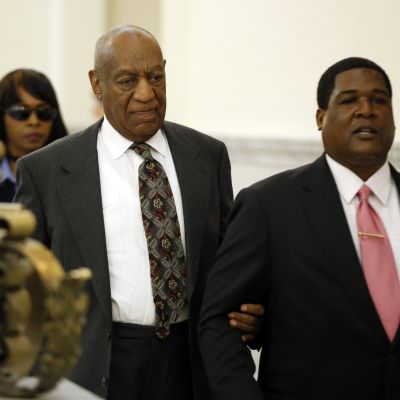 Bill Cosby poistumassa oikeussalista Norristownissa Pennsylvaniassa 24.5.2016.