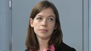 Undervisningsminister Li Andersson (VF) lyfter upp att en del barn har halkat efter i skolarbetet på grund av distansundervisningen. Undervisningsminister Li Andersson på regeringens presskonferens 8.4.2020