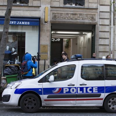 Poliisiauto rakenuksen edustalla.
