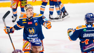 Kristian Kuusela gjorde två mål mot Lukko. Kristian Kuusela firar ett mål.