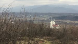 Trots att området runt Gjakova är nästan helt muslimskt finns det en del kyrkor som återspeglar landets brokiga historia.. En kyrka utanför staden Gjakova i västra Kosovo.