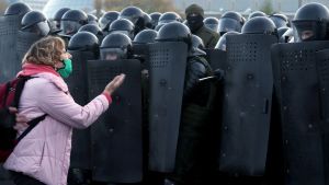 Demonstrant framför poliser i Minsk 25.10.2020. Demonstrant framför poliser under demonstration i Minsk 25.10.2020
