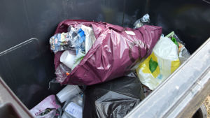 Hyresgästerna kan sortera plasten på egen gård i stället för att föra plasten till en ekopunkt med plaståtervinningskärl. plastpåsar i soptunna