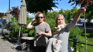 Kim Gustafsson och Elin Blomqvist funderar ut vilken rutt prideparaden i Borgå kommer att ta. Kim Gustafsson och Elin Blomqvist funderar ut vilken rutt prideparaden i Borgå kommer att ta