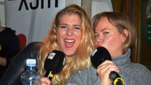Pernilla Karlsson och Johanna Dikert värmde upp STK-artisterna inför kvällen i X3M:s Stiftelsen. Pernilla Karlsson och Johanna Dikert i X3M:s Stiftelsen på Musik & Talang i Vasa.