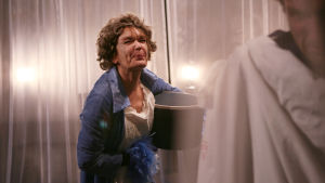 Sue Lemström spelade Ruth Berlau, damen med hattasken med Bertold Brechts gipshuvud inuti. En dam som bär en hattlåda under armen grimaserar mot kameran.