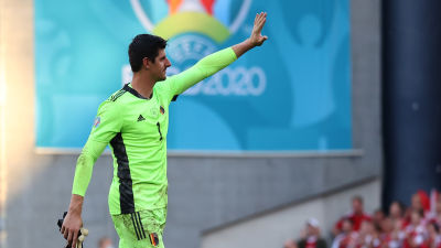 Thibaut Courtois vinkar till publiken efter matchen mot Danmark.