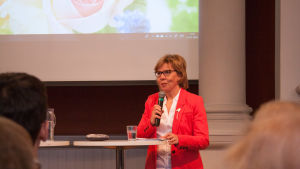 Det är justitieminister Anna-Maja Henriksson (SFP) som har ansvaret för regeringens språkpolitiska program och hon betonar att problemen för de två nationalspråken är olika. Anna-Maja Henriksson
