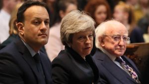Leo Varadkar, Theresa May och Michael D. Higgins. Irlands premiärminister Leo Varadkar, Storbritanniens premiärminister Theresa May och irlands president Michael D Higgins är på Lyra McKees begravning