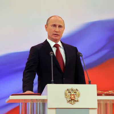 Vladimir Putin svär tjänsteeden.