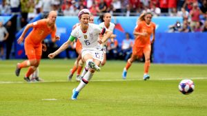 Megan Rapinoe gav USA ledningen. Megan Rapinoe skjuter en straff