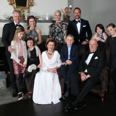 Norjan kuninkaallinen perhe yhteiskuvassa 16.1. 2016.