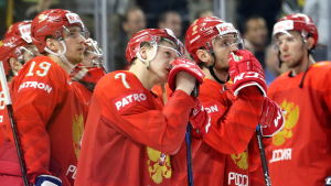 Besvikna ryska spelare efter förlusten mot Kanada. Besvikna ryska spelare efter förlusten mot Kanada.
