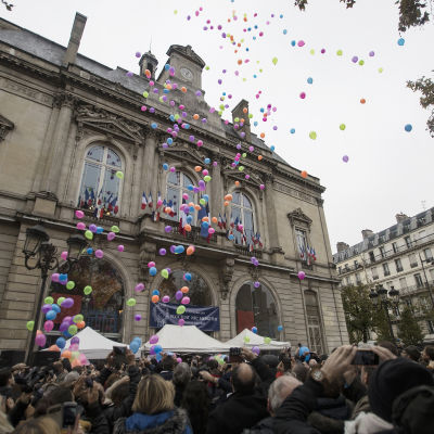 Parisborna hyllade terroroffer med ballonger.