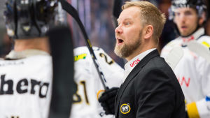 Mikko Manner vill att spelarna tar instinktiva beslut på isen. Mikko Manner, Kärpäts tränare