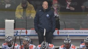 Toni Söderholm bakom bänken i SC Riessersee. Toni Söderholm bakom bänken i SC Riessersee.