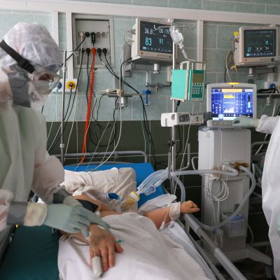 Patient vårdas av två skötare på en avdelning för coronapatienter i Rostov.