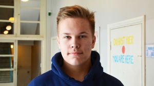 Emil Ahoranta tar körkort under våren. Hobbybussen lockar inte. En ung man står i en korridor. Han tittar stint in i kameran.