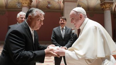 Premiärminister Orbán och påven Franciskus visade ändå inga sura miner under sitt korta möte i Budapests konstumuseum på söndag.