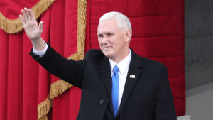 Mike Pence anses ligga bakom Trumps kampanjlöfte att erkänna Jerusalem. Frågan anses, tillsammans med valet av Pence till vice presidentkandidat, ha varit avgörande för att vinna den så kallade kristna högerns röster i presidentvalet. Vice president Mike Pence i Kapitolium inför Donald Trumps installation.