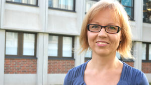 Koll på språket. Minna Levälahti jobbar som språkvårdare på Svenska Yle. Språkvårdaren Minna Levälahti.
