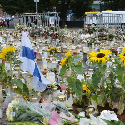 Ett hav av ljus och blommor på Salutorget i Åbo
