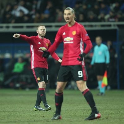 Wayne Rooney och Zlatan Ibrahimovic på en fotbollsplan.