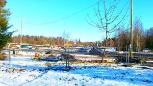 De stora byggena gör vägen smal och trafiken stockas snabbt, särskilt under morgonrusningen Vägarbetet vid Mattlidens skola.