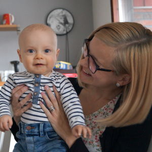 Abbe med mamma Matilda Engström.