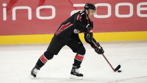 Joe Sakic ledde ett stjärnfyllt kanadensiskt landslag i OS. Joe Sakic med pucken i OS 2006