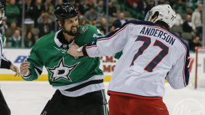 Jamie Benn slänger ibland handskarna. Jamie Benn i ett slagsmål med Josh Anderson.