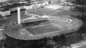 De olympiska spelen går av stapeln i Helsingfors 1952. Finland är det minsta landet någonsin att arrangera sommar-OS. Helsingfors Olympiastadion 1952.