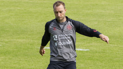 Danmarks Christian Eriksen sparkar boll under ett träningspass.