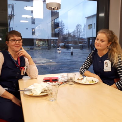 Elisabeth Sundström och Joanna Ahlö vid lunchbordet.