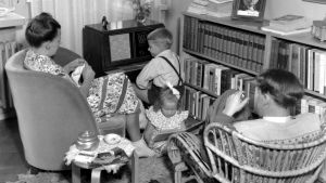 Perhe kuuntelee radiota v. 1947.