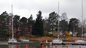 Segelbåtarna lyfts upp i Finno båthamn och måste därför ta sig ut ut viken frän Gäddvik. Vid lågt vattenstånd kan det vara svårt. Gäddvikens båthamn