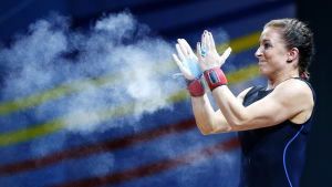 Vuohijoki slutade på tionde plats i 63-kilosklassen i OS i Rio. Anni Vuohijoki slår händerna ihop så att ett magnesiummoln yr runt.