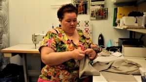 Företagaren Erica Wickman har fått 2 000 euro i stöd av staten. Företagaren Erica Wickman gör ändringsarbeten i sin kombinerade syateljé och klädbutik