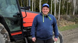 Vasyl Liutenko har jobbat i Finland i många år. Vasyl Liutenko är säsongsarbetare från Ukraina. Står framför en traktor på en jordgubbsodling i Pörtom, Närpes, där han jobbar.