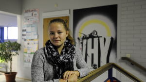 Josefin Isuls på åttan i Närpes är mest på Instagram, Snapchat och Ask.fm. Josefin Isuls i Närpes högstadieskola, står vid trappa inne i skolan