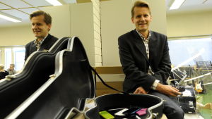 Peter Lindqvist och musikklassens mobilparkering rektor peter lindqvist, oxhamns skola i jakobstad, sitter i klassrum bredvid gitarrfodral