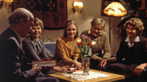 Perheen isä Alpo (Erkki Rajala) viettää syntymäpäivää ympärillään lapset Anneli (Aune Wikman), Marja (Susanna Haavisto) ja Seppo (Tomi Räty) sekä äiti Eila (Ritva Oksanen) Alpon 60-vuotispäivä. Näyttelijä Erkki Pajala (roolinimi Alpo, syntymäpäiväsankari, perheen isä). Perheen lapset: Aune Wikman (roolinimi Anneli), Susanna Haavisto (roolinimi Marja) ja Tomi Räty (roolinimi Seppo). Näyttelijä Ritva Valkama (roolinimi Eila,