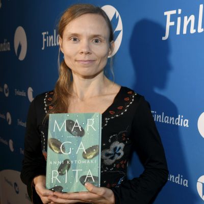 Anni Kytömäki med romanen "Margarita".