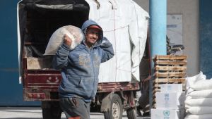 En palestinsk man bar matsäckar från UNRWA i flyktinglägret i Rafah på södra Gazaremsan idag, onsdagen 17.1. En palestinsk man bar matsäckar från UNRWA i flyktinglägret i Rafah på södra Gazaremsan idag, onsdagen 17.1.