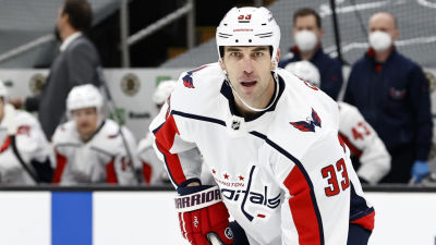 Zdeno Chara spelar ishockey.