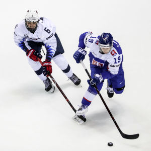 Jack Hughes försöker sno pucken av Matus Sukel. Jack Hughes försöker ta pucken av Matus Sukel.